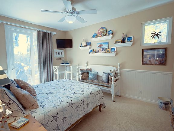 The decor in the room can be removed to put your own things.