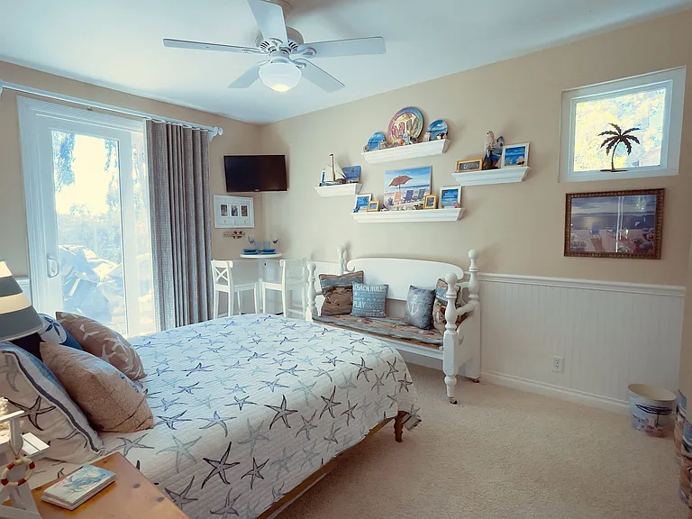 The decor in the room can be removed to put your own things.