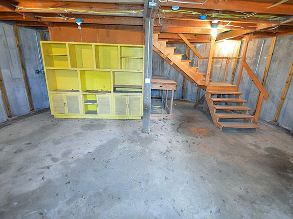 5th image of 33305 Oak St