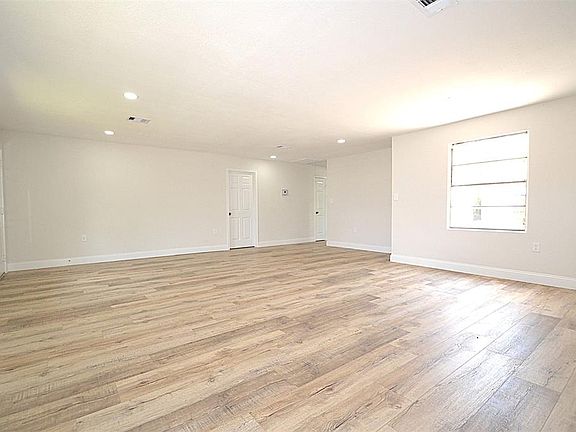 3rd image of 5934 Willow Glen Dr
