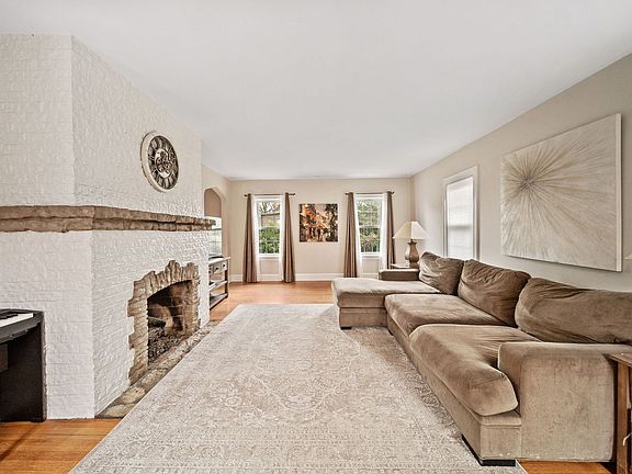 4th image of 397 S Holly Ave