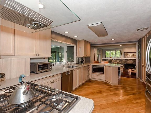 4th image of 75 Saxony Dr