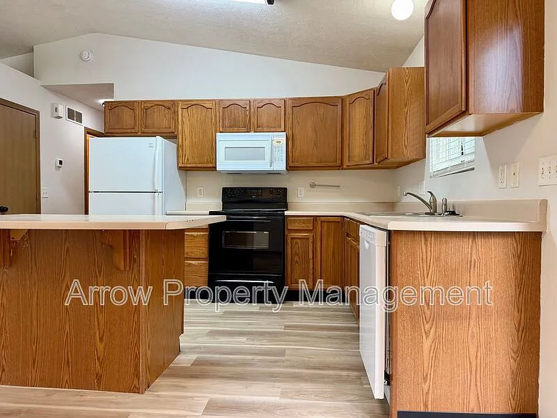 4 bed, 2.0 bath, 816 sqft, $1,995 — Photo 2