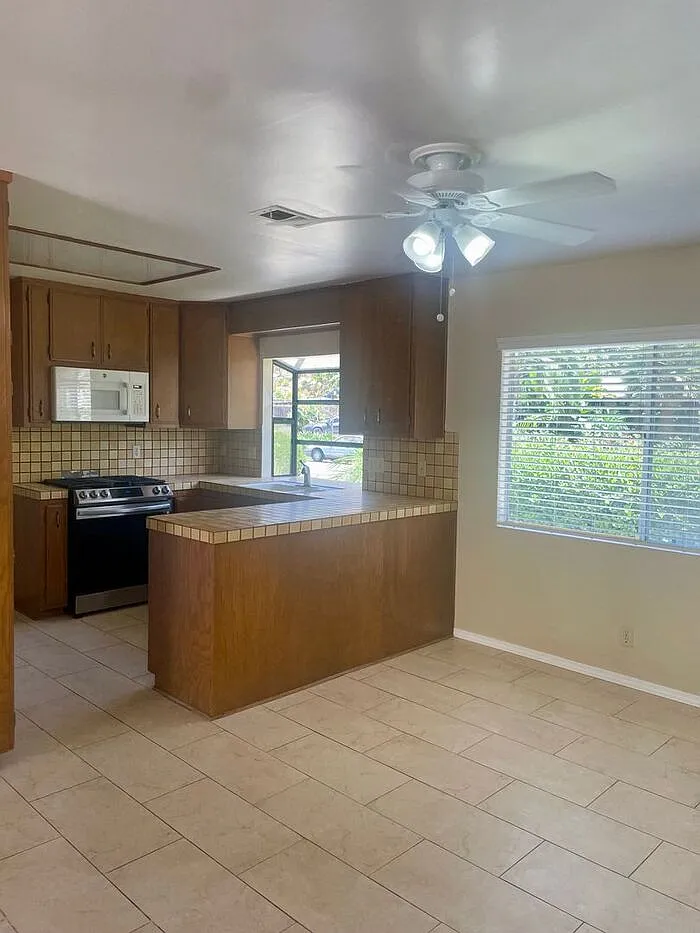 3 bed, 2.0 bath, 1182 sqft, $5,200 — Photo 4