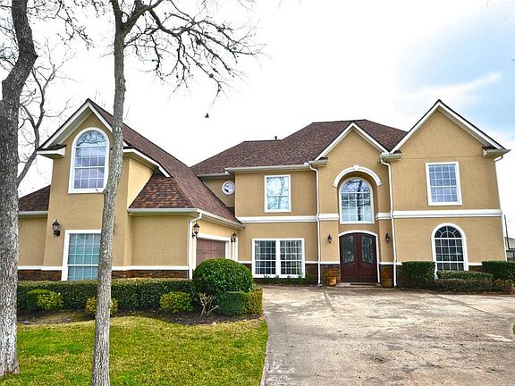 Wonderful home with easy access to Sugar Land, Katy. Richmond, and Fulshear!!!