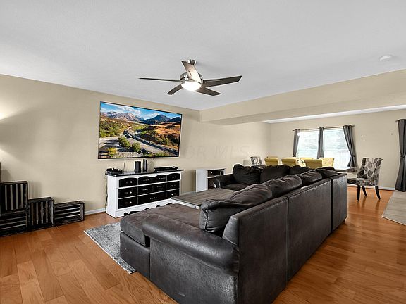 4th image of 543 Herrogate Sq