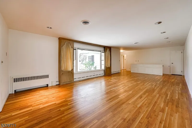 5 bed, 3.0 bath, $4,300 — Photo 3