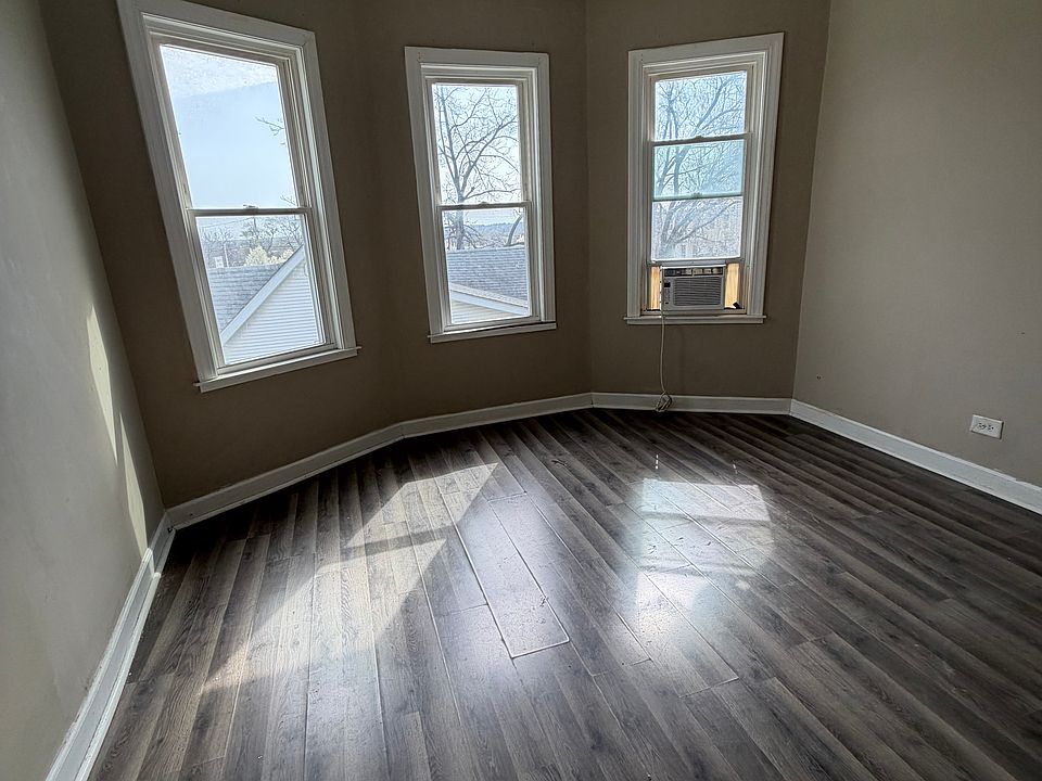 2nd image of 402 Allen St Room 404-1