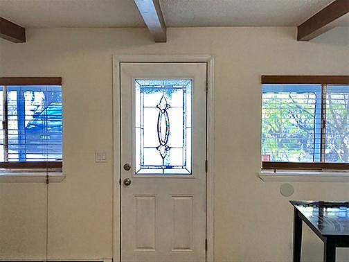 Large livingroom great for big screen and comfy couch