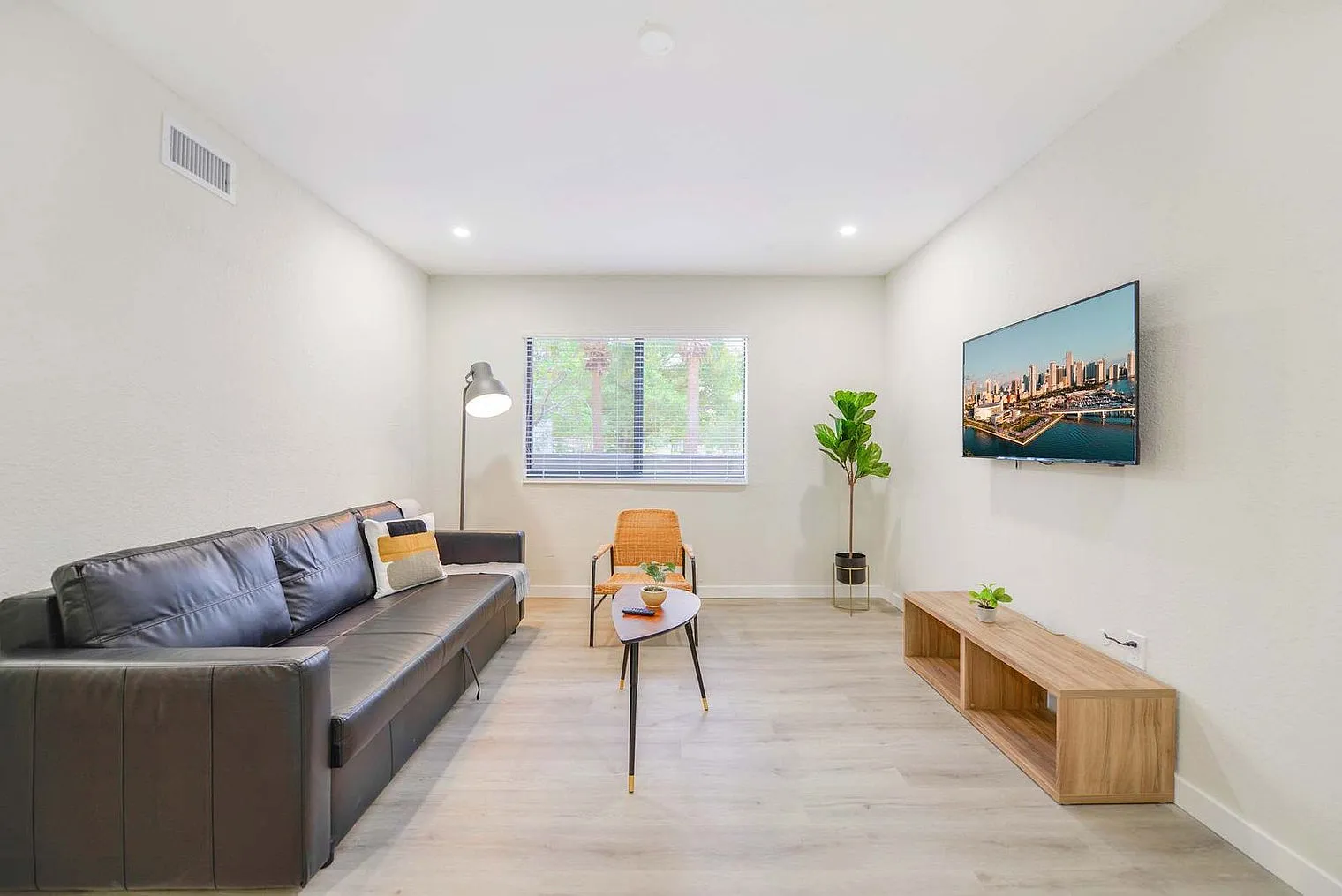 1 bed, 1.0 bath, 635 sqft, $2,194 — Photo 3