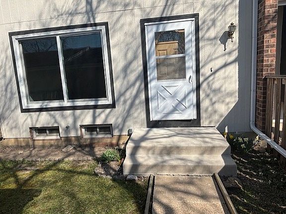 2nd image of 211 Applewood Ln