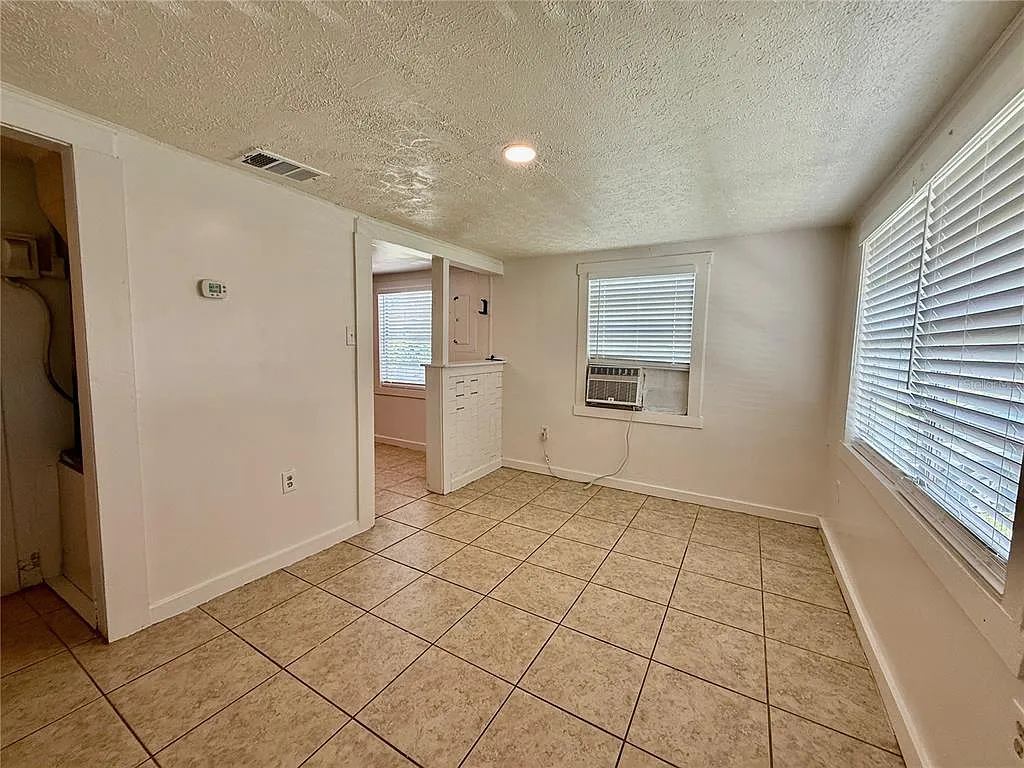 2 bed, 1.0 bath, 796 sqft, $1,600 — Photo 3