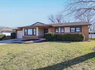 611 Pinewood Dr, Elk Grove Village, IL 60007