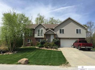 18002 Cottonwood Ln, Springfield, NE 68059