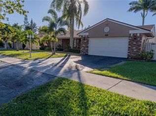 1351 White Stone Way, Davie, FL 33325