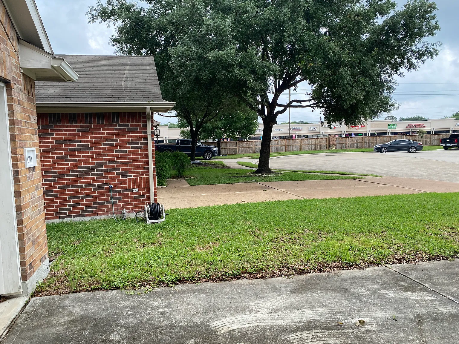 Enjoy the charm of this single-story home — Photo 3