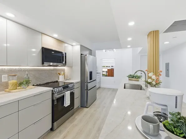 571 SW 141st Ave APT 204N, Pembroke Pines, FL 33027