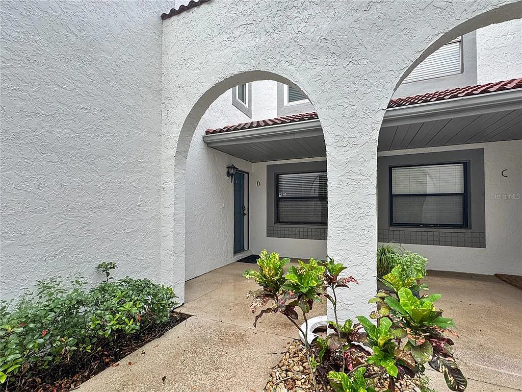 2 bed, 2.0 bath, 930 sqft, $2,500 — Photo 2