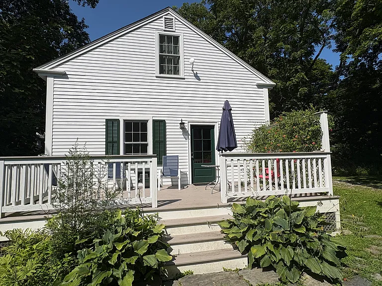 528 Third Beach Rd — Photo 1