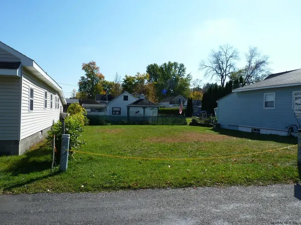 112 5th St, Saratoga Springs, NY 12866