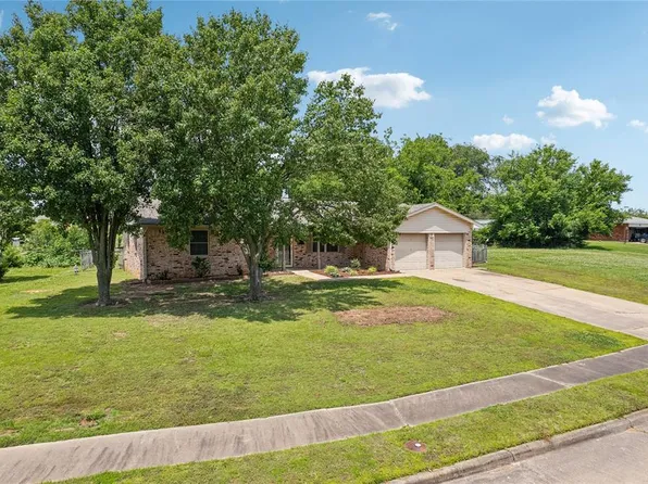 8 Navajo Cir, Shawnee, OK 74801