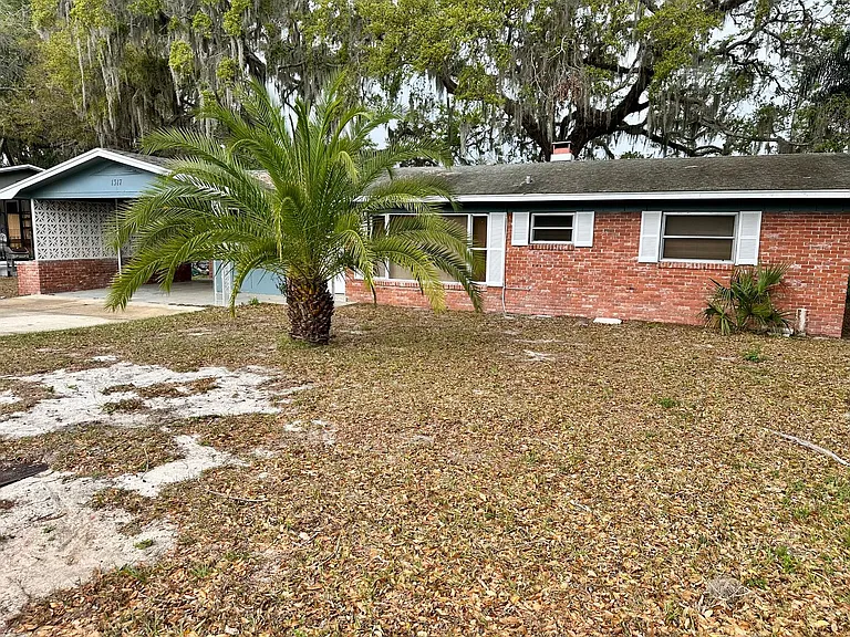 1317 Cambridge Dr — Photo 2