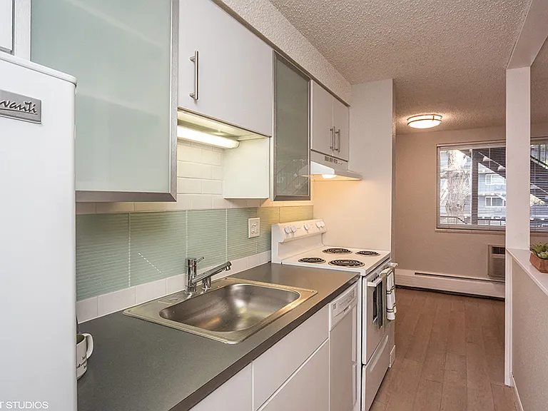 805 Dahlia — Photo 16