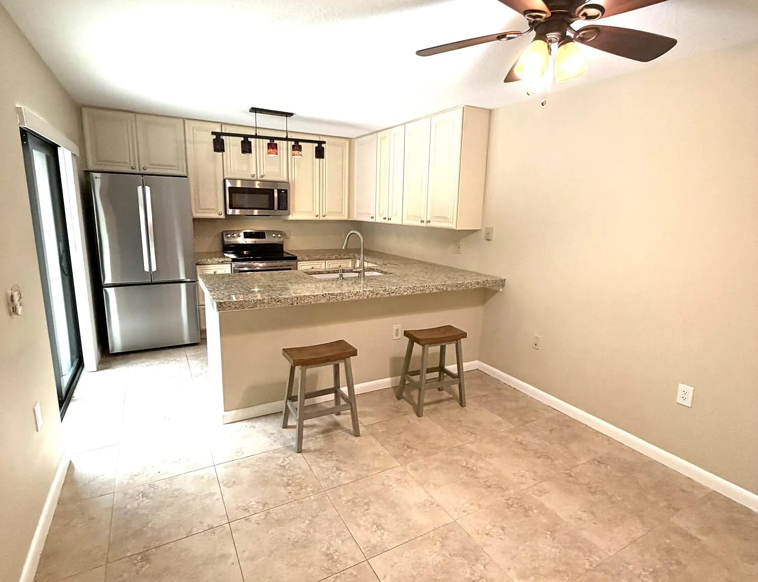 2 bed, 2.5 bath, 1236 sqft, $3,500 — Photo 2