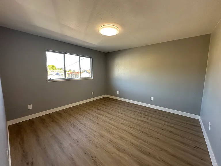 Spacious bedroom (#3)
