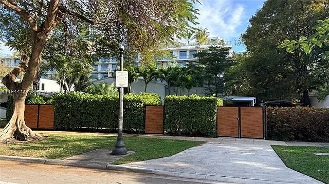 2301 S Miami Ave — Photo 30