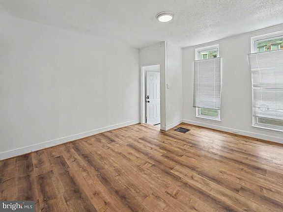 3rd image of 1918 Penrose Ave