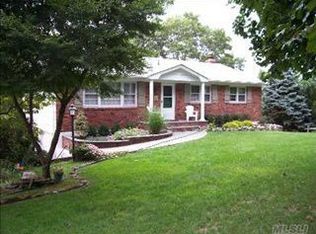 1 Grassy Pond Dr, Smithtown, NY 11787