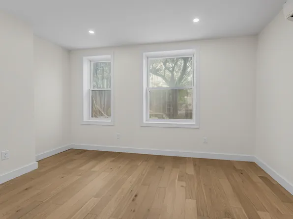 291 Kingsland Avenue image 7 of 10