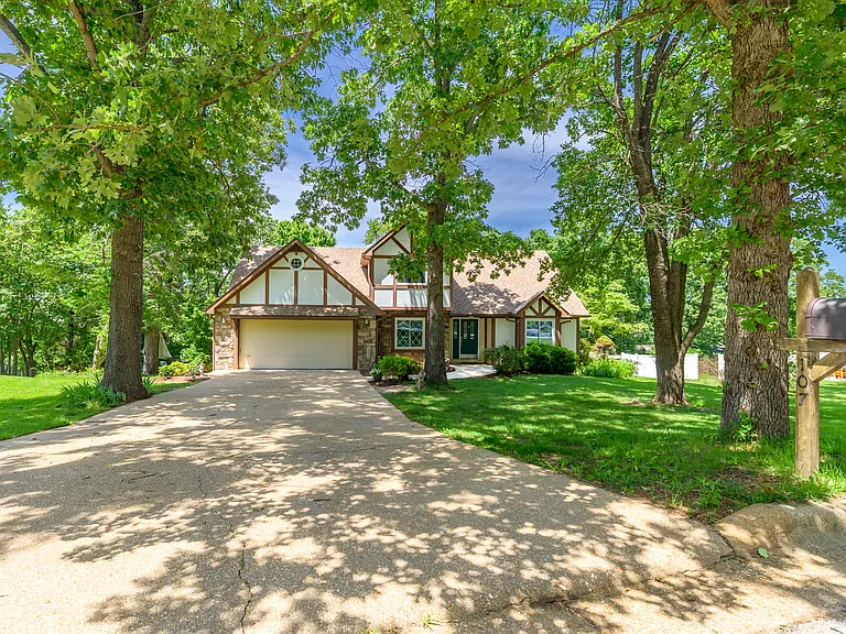 107 Lincoln Ln — Photo 1