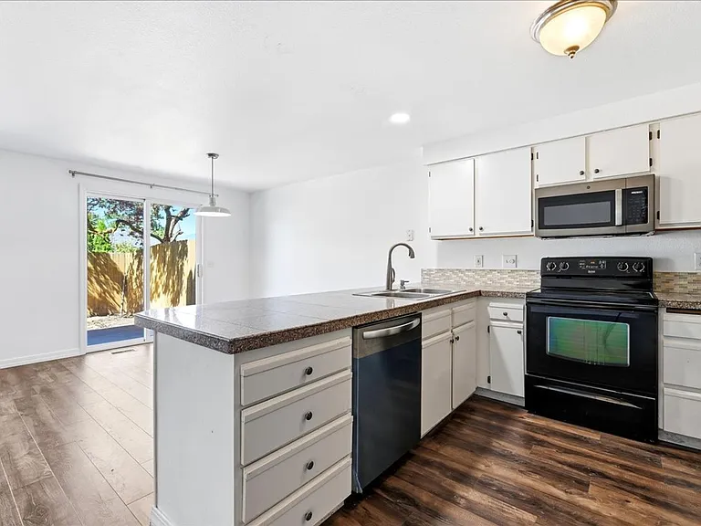 186 E Elwood Ln — Photo 11