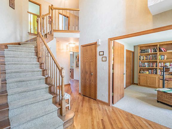 3rd image of 1540 Crowfoot Cir S