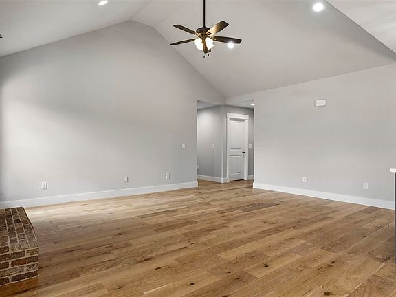 5th image of 384 Middlebrook Ln