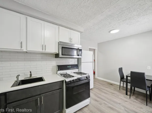 8658 Auburn St, Detroit, MI 48228