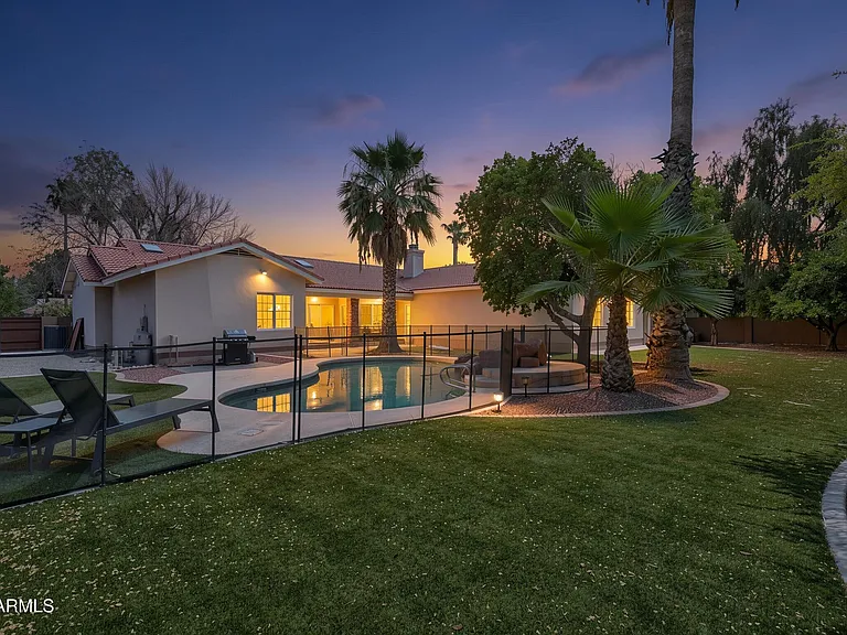 8611 W Foothill Dr — Photo 2