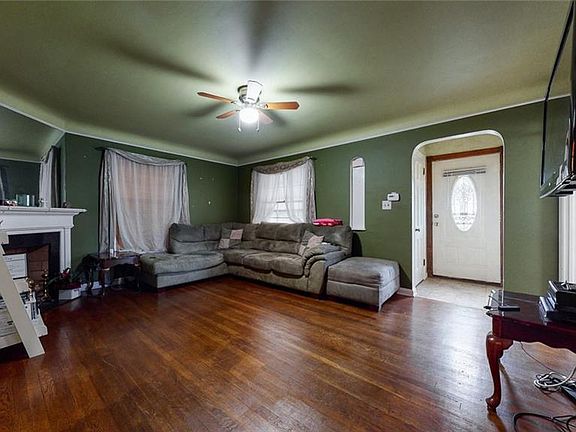 3rd image of 15909 Throckley Ave
