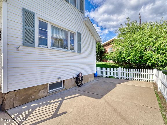 3rd image of 934 Foote Ave