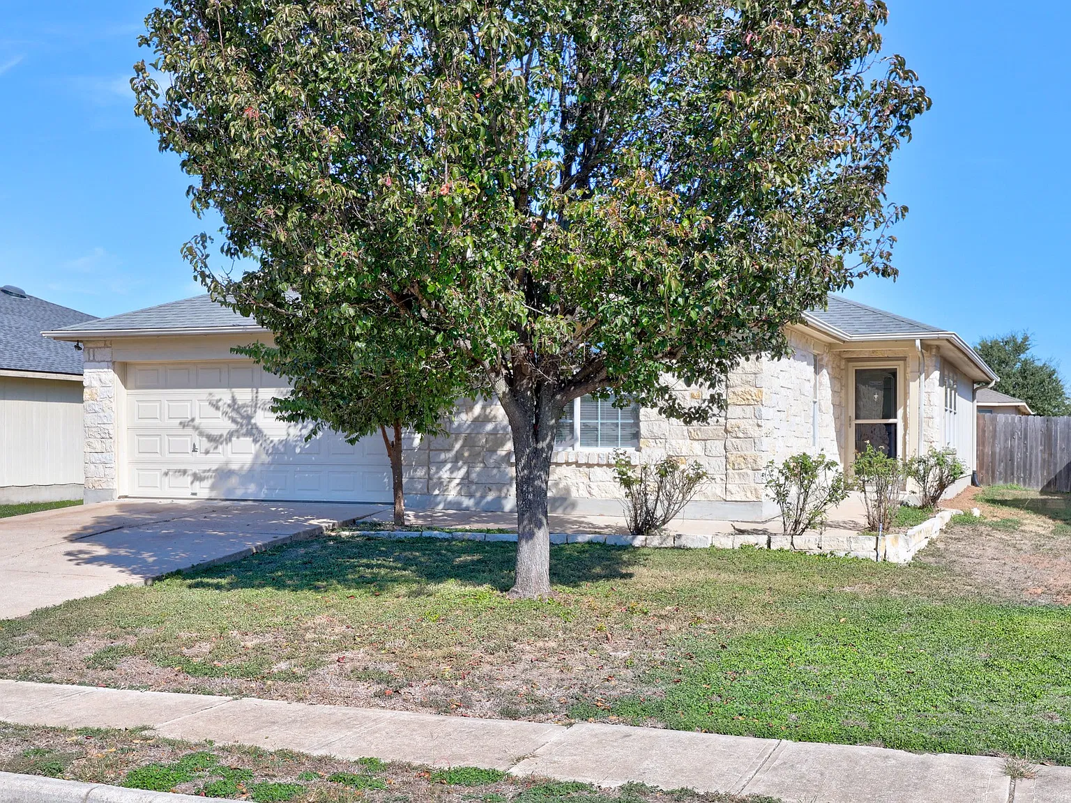 4 bed, 1984 sqft, $2,195 — Photo 2
