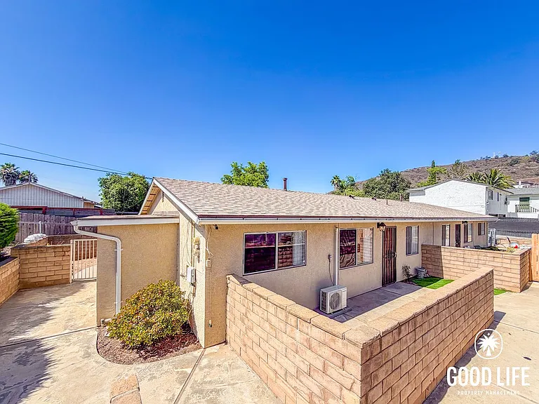 3BD/1BA Home in Lakeside with In-Unit Laundry & Built-In Closets — Photo 2
