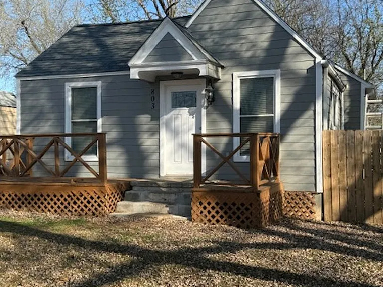 803 W Cherokee St — Photo 1
