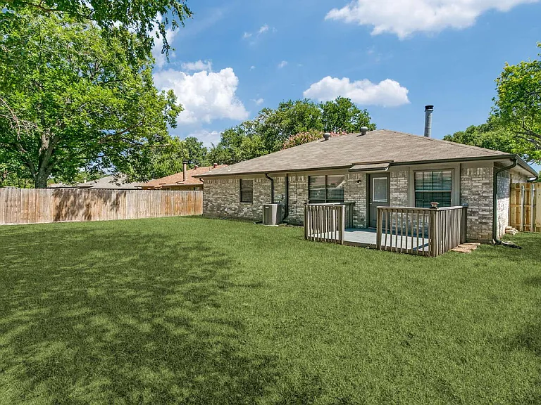 536 Clover Dr — Photo 12
