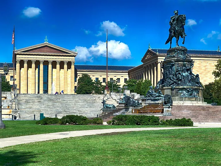 Live in the heart of the cultural scene with the Philadelphia Museum of Art just blocks away