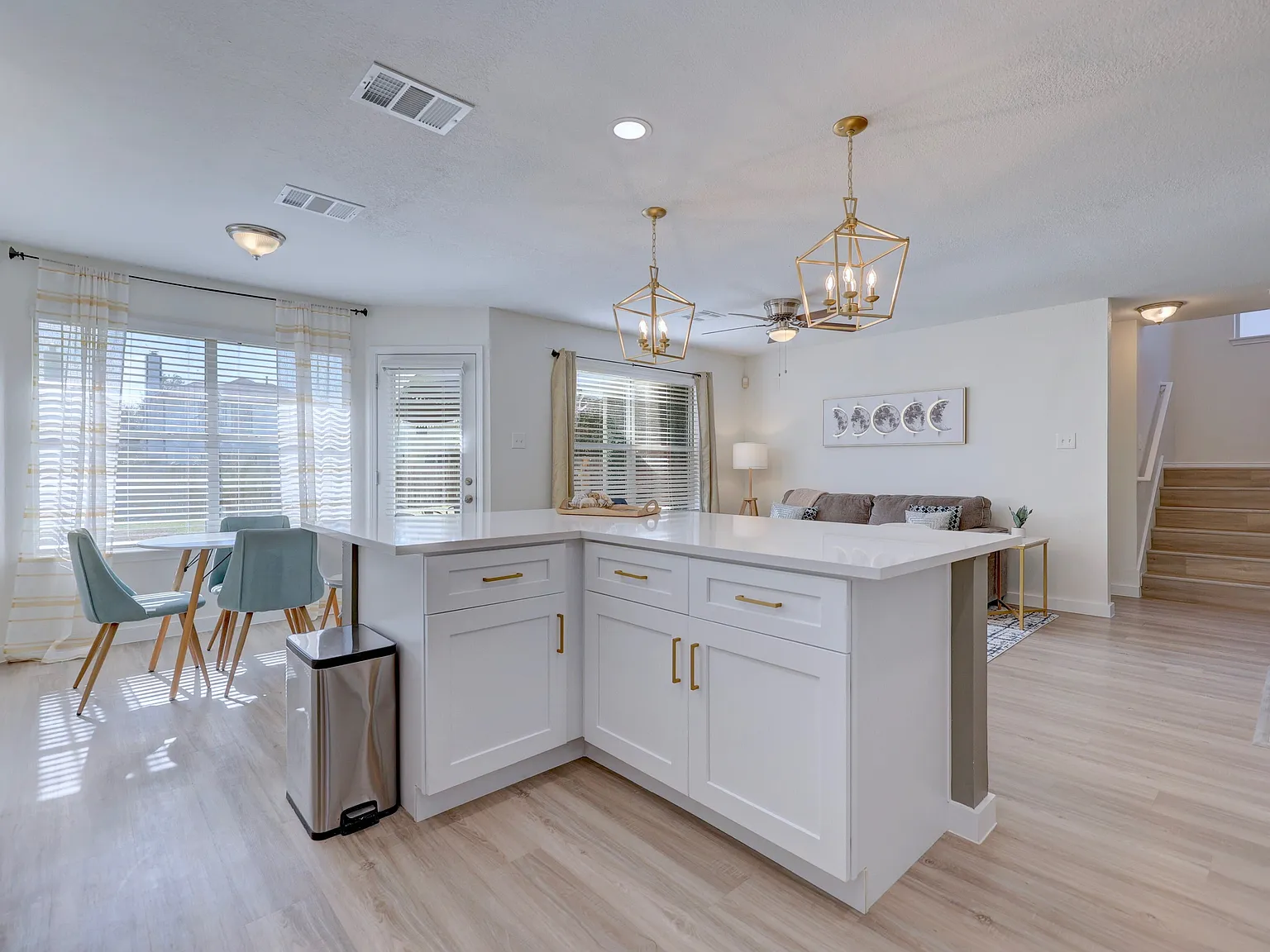 5 bed, 2500 sqft, $6,500 — Photo 3
