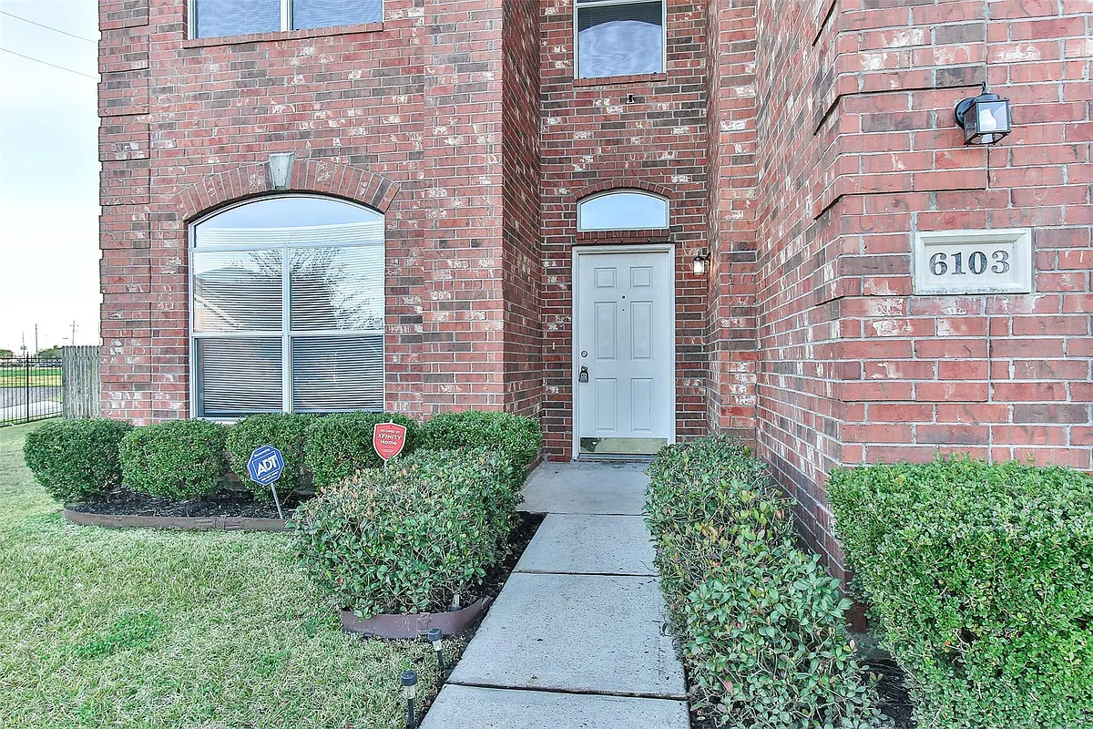 Building Photo - 6103 Menor Crest Dr