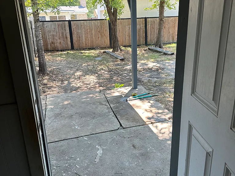 404 E Oak St — Photo 37