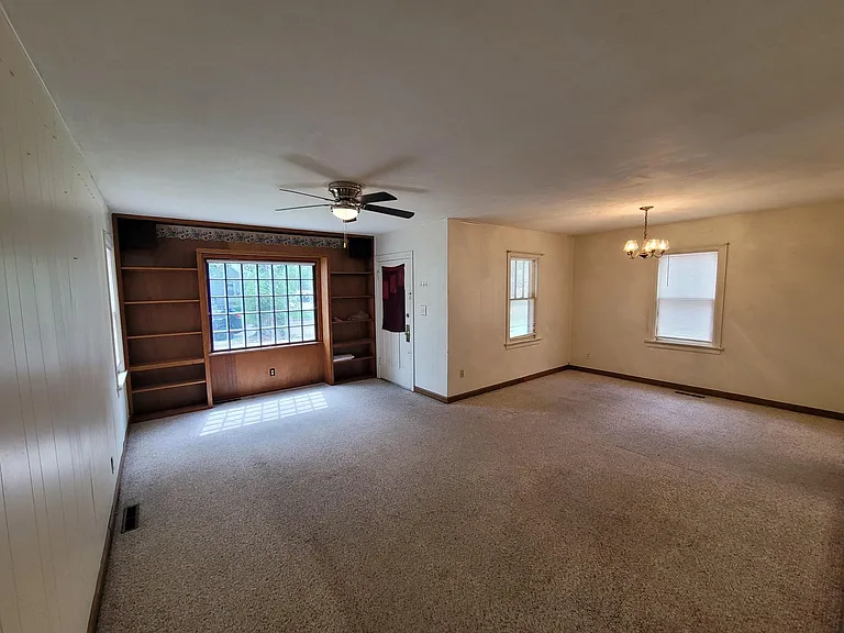 1527 N Woodland Ave — Photo 3